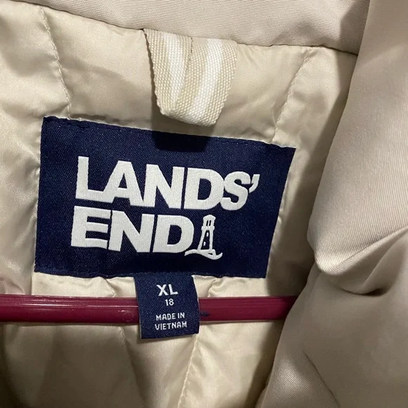Absolutely beautiful Lands’ End parka. Lots of pockets. Down fill, winter, warm!